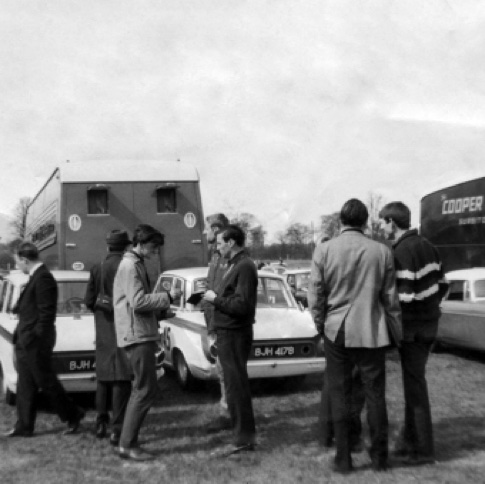 JIm en compagnie de John Withmore à Oulton Park 1964, signe des autographes